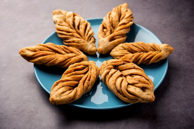 A forma di foglia o laccha Mathri o mathiya è uno spuntino per l'ora del tè del Rajasthan. È un biscotto fritto a scaglie della regione nord-occidentale dell'India