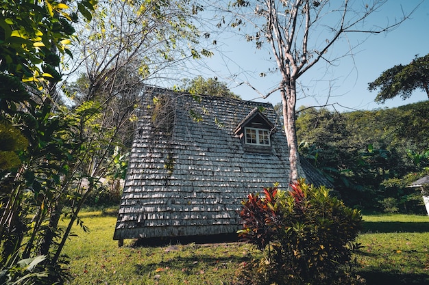 A Frame House Nella mattina d'estate prima delle foglie d'autunno