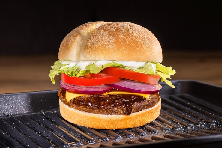 Photo a hamburger with a hamburger on the grill