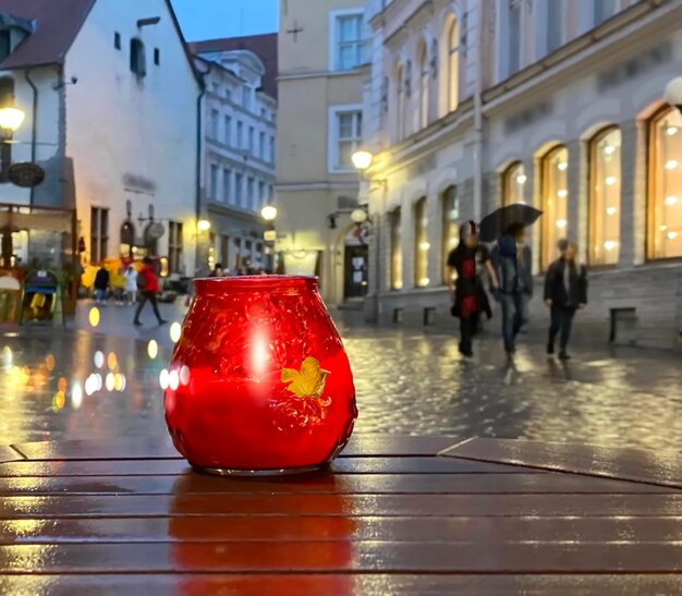 a lume di candela rossa nel tavolo da caffè di strada di sera nella città vecchia di Tallinn