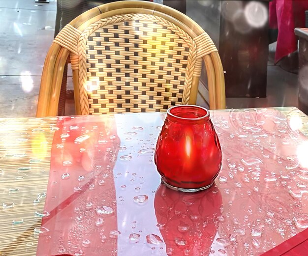 a lume di candela rossa nel tavolo da caffè di strada di sera nella città vecchia di Tallinn