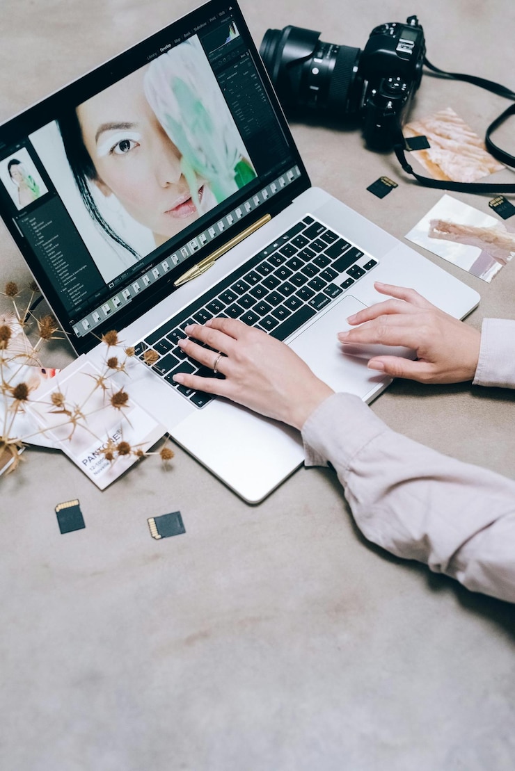Photo a person typing on laptop stock photo