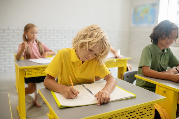 A scuola. Bambini seduti ai banchi in classe