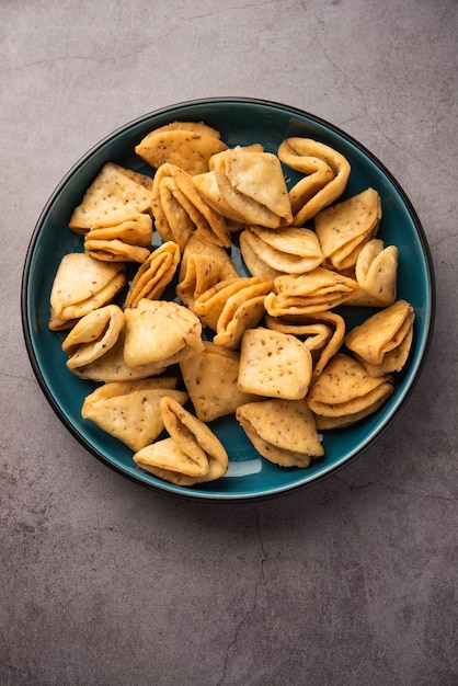 A strati o strisce Mathri o mathiya è una ricetta di snack popolare che le persone apprezzano con il tè nel nord dell'India