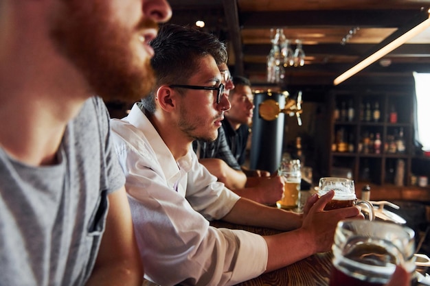 A tavola Persone in abiti casual seduti al pub