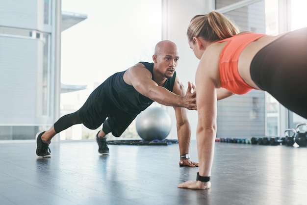 A volte una mano è tutto ciò di cui hai bisogno. Inquadratura di persone che si allenano in palestra