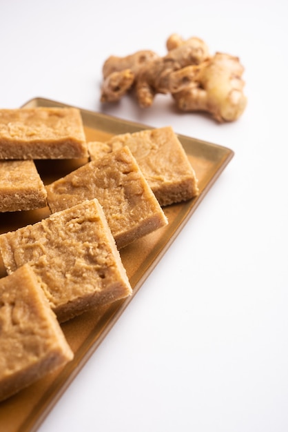 Aale Pak o Ginger Barfi o caramelle o Adrak barfee o burfi è una medicina tradizionale indiana per la tosse e il raffreddore