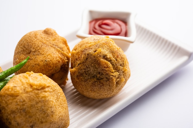 Aalu bonda è un pakora indiano o batata vada servito con ketchup