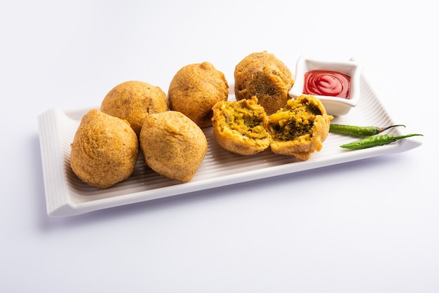 Aalu bonda è un pakora indiano o batata vada servito con ketchup