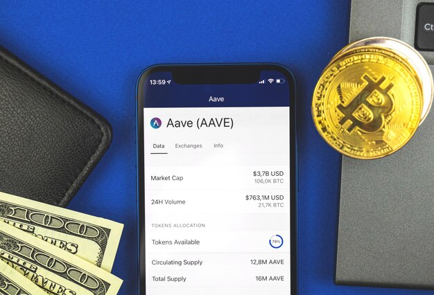 Aave sfondo valuta cripto, simbolo sul primo piano dello schermo, scambia e scambia denaro virtuale digitale con la tua foto mobile, foto vista dall'alto dell'area di lavoro finanza