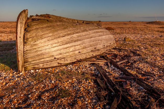 Abbandonata la barca a remi sulla spiaggia di Dungeness nel Kent