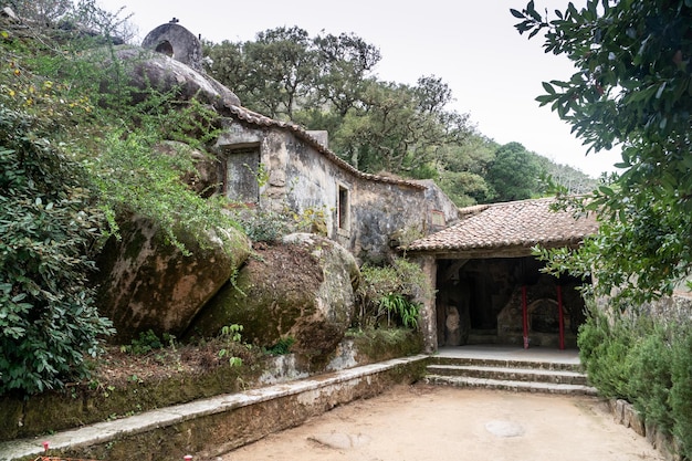 Abbandonato e vuoto Convento medievale dos Capuchos nel Parco Nazionale della Serra de SintraPortogallo Destinazioni di viaggio in Portogallo e Sintra