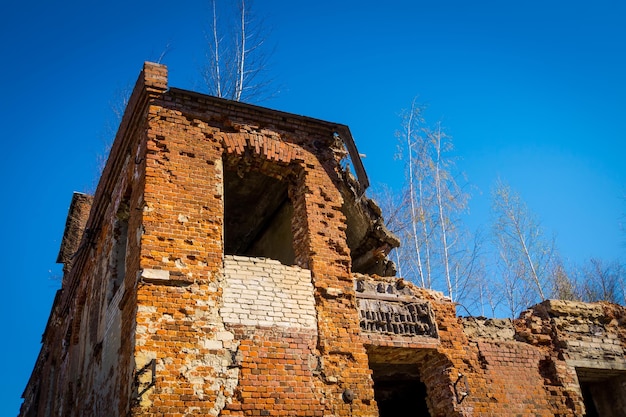 Abbandonato il vecchio edificio in rovina in campagna, sfondo grunge.