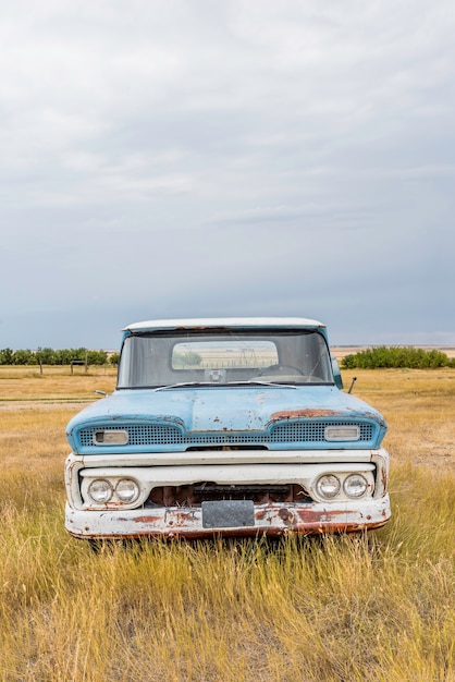 Abbandonato vintage blu e bianco pick up truck nella prateria del Saskatchewan