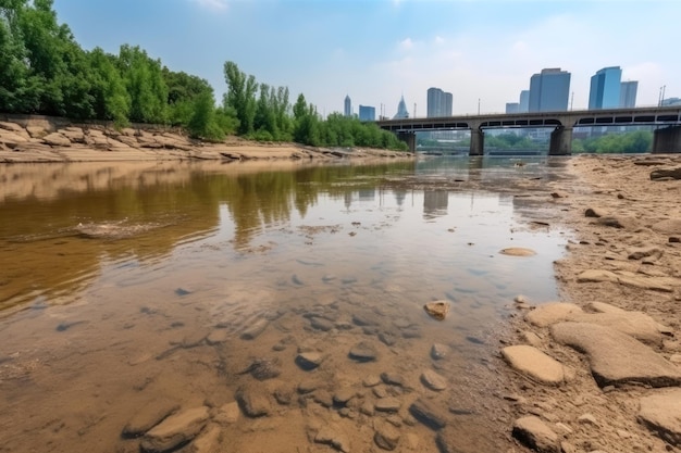 Abbassamento del livello dell'acqua nel fiume vista estiva calda