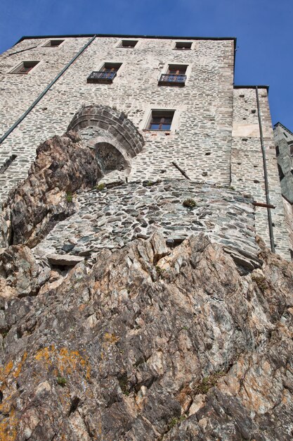 Abbazia del XI secolo, regione Piemonte, Italia. La chiesa, la cui costruzione durò molti anni, si caratterizza per l'insolita posizione e architettura.