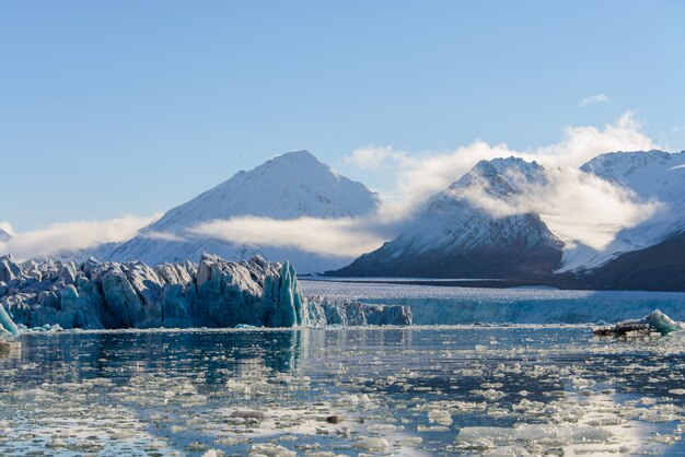 Abbellisca con il ghiacciaio nelle Svalbard ad ora legale. Tempo soleggiato.