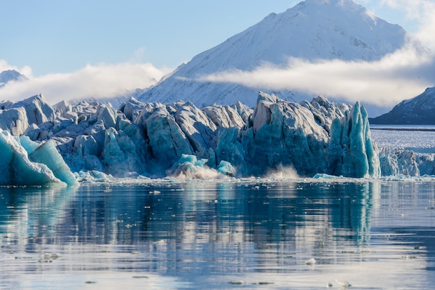 Abbellisca con il ghiacciaio nelle Svalbard ad ora legale. Tempo soleggiato.