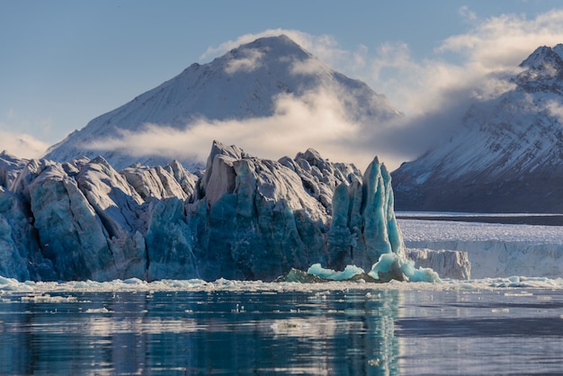 Abbellisca con il ghiacciaio nelle Svalbard ad ora legale. Tempo soleggiato.