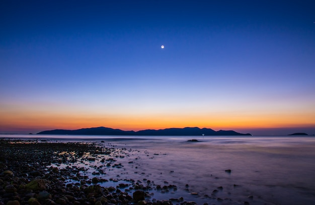 Abbellisca l&#39;alba di vista della spiaggia sul fondo di sera a Sattahip Chon Buri Thailand