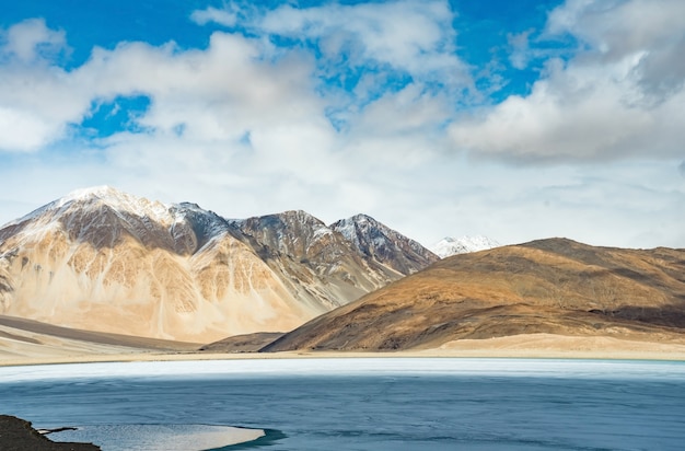 Abbellisca l&#39;immagine del lago e delle montagne di Pangong osservano il fondo in Ladakh, India.