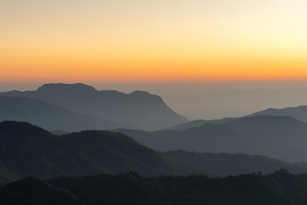 Abbellisca la bella alba della natura sopra la montagna della Tailandia
