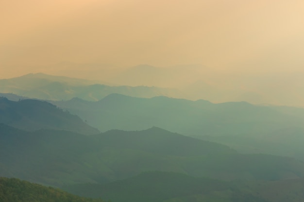 Abbellisca la montagna e la luce calda e piovosa in natura, Doi Inthanon, Chiangmai Tailandia