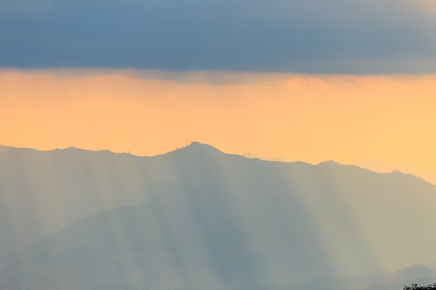 Abbellisca la montagna e la luce calda e piovosa in natura, Doi Inthanon, Chiangmai Tailandia