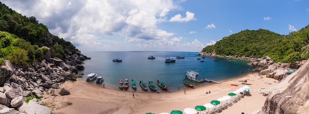 Abbellisca la spiaggia con cielo blu in Tailandia.