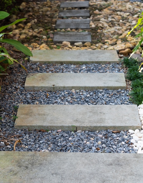 Abbellisca la via di pietra semplice moderna nella decorazione del giardino con bianco