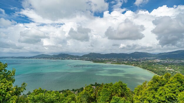 Abbellisca la vista della natura dalla città Tailandia di phuket del punto di vista di Khao Khad, bello scenario del paesaggio di giornata del bel tempo.