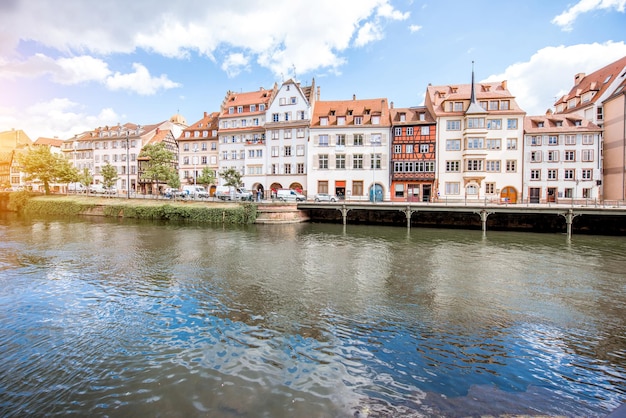 Abbellisca la vista sul canale dell'acqua con le belle case a graticcio nella città di Strasburgo, France