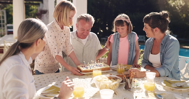 Abbiamo preparato questo per te. Scatto di un nonno che festeggia il compleanno con i suoi nipoti a casa