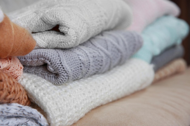 Abbigliamento a maglia su un divano