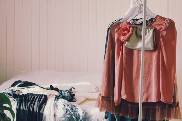Abbigliamento appeso a casa contro il muro.