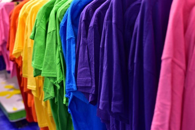 Abbigliamento colorato appeso in vendita al negozio