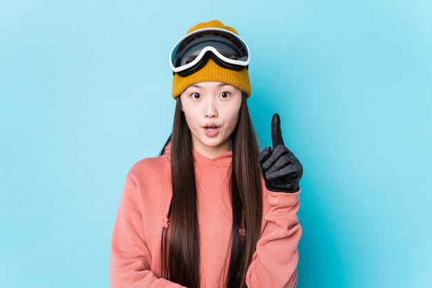 Abbigliamento da sci da portare della giovane donna che ha una grande idea