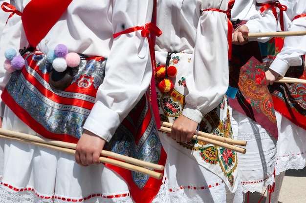 Abbigliamento dei ballerini durante una festa tradizionale a Utande Guadalajara, Spagna