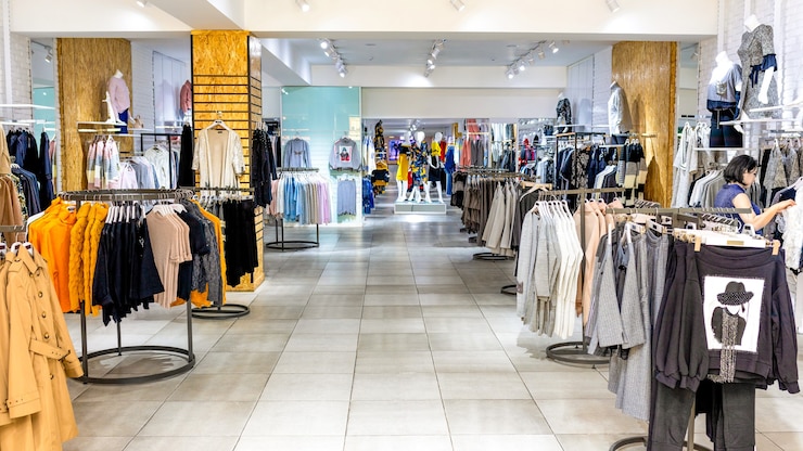 Foto abbigliamento donna su appendiabiti presso la moderna boutique del negozio