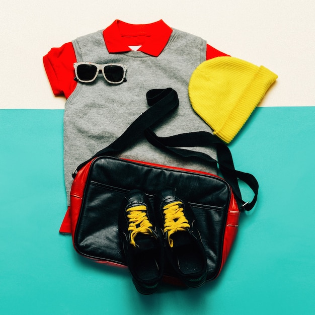 Abbigliamento e accessori di moda in stile sportivo urbano. Borse, berretti, scarpe da ginnastica