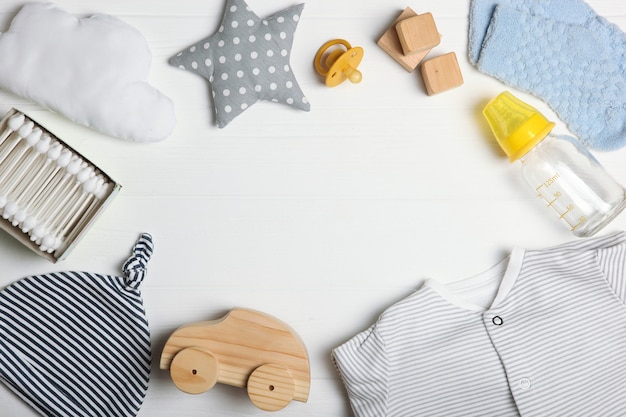 Abbigliamento e accessori per lo sfondo del bambino per un bambino