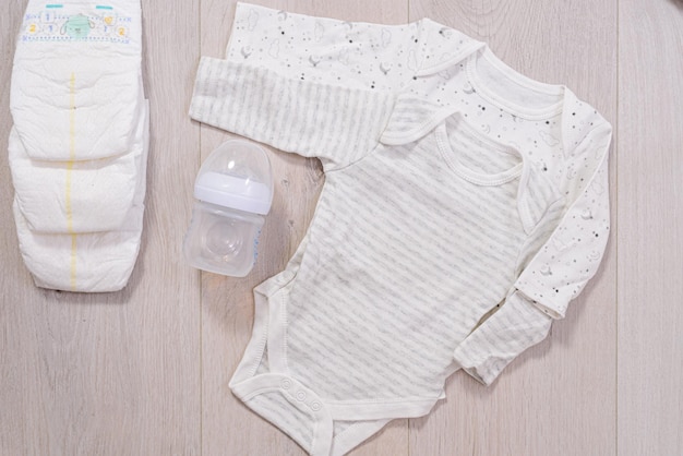 Abbigliamento e pannolini per bambini sul tavolo