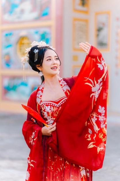 Abbigliamento femminile Cina ritratto di Capodanno di una donna in costume tradizionale donna in abito tradizionale bella giovane donna in un vestito rosso brillante e una corona di regina cinese in posa