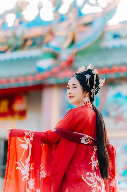 Abbigliamento femminile Cina ritratto di Capodanno di una donna in costume tradizionale donna in abito tradizionale bella giovane donna in un vestito rosso brillante e una corona di regina cinese in posa