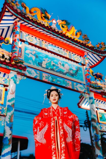 Abbigliamento femminile Cina ritratto di Capodanno di una donna in costume tradizionale donna in abito tradizionale bella giovane donna in un vestito rosso brillante e una corona di regina cinese in posa