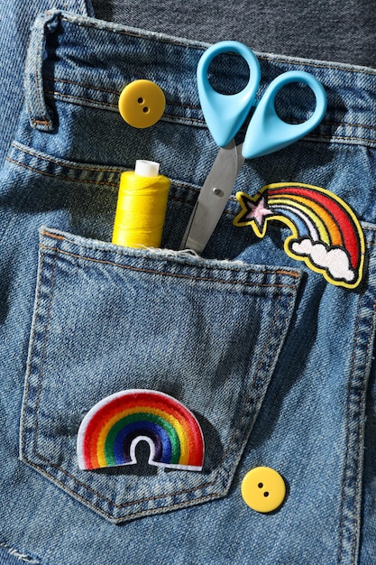 Abbigliamento in denim, articoli di decorazione e forbici vista dall'alto