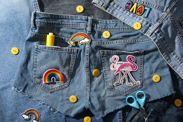 Abbigliamento in denim e accessori decorativi vista dall'alto