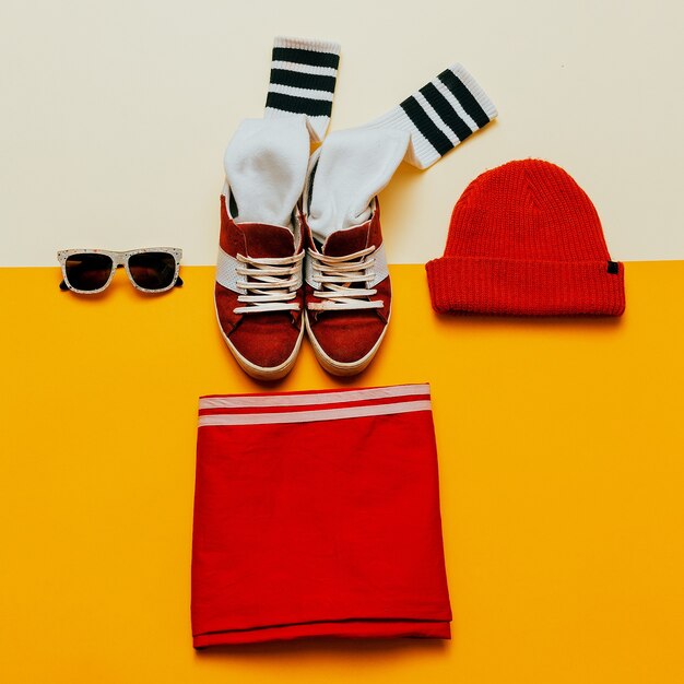 Abbigliamento in stile urbano. Vestito alla moda da skateboard. Scarpe da ginnastica, calze, cappello. Concentrati sul rosso