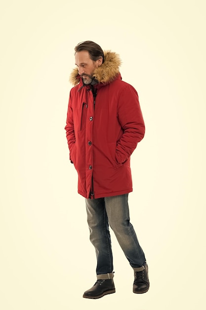 Abbigliamento per la spedizione polare Tessuto a membrana Inverno abbigliamento maschile elegante Abito invernale Uomo barbuto stand giacca calda isolato sfondo bianco Moda invernale Ragazzo indossare giacca invernale con cappuccio