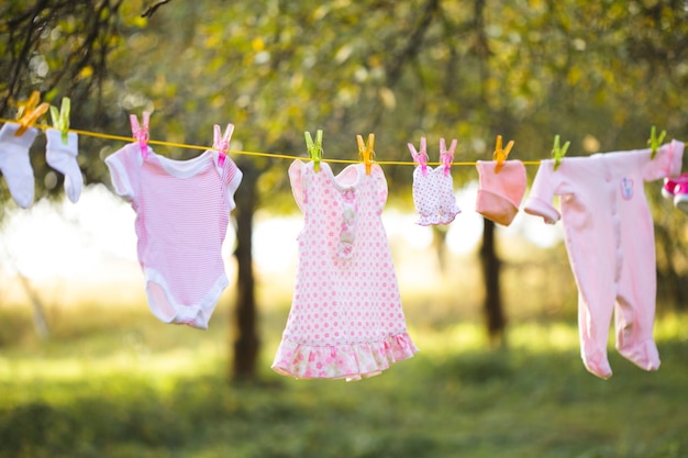 Abbigliamento rosa per bebè all'aperto in giardino